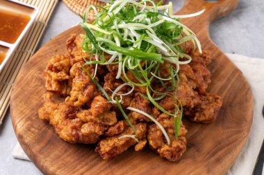 Kore, tavuk, kızarmış tavuk, baharat, kızarmış sos, yeşil soğan.