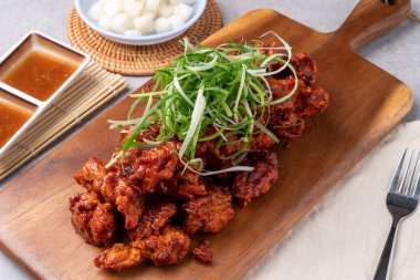 Kore, tavuk, kızarmış tavuk, baharat, kızarmış sos, yeşil soğan.