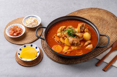 Tavuk, baharatlı balık güveci, baharatlı tavuk güveci, taze çorba, haşlanmış yumurta, Kore yemeği, meze, patates, havuç, kimçi, yeşil soğan.