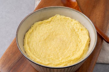 Tavuk, baharatlı balık güveci, baharatlı tavuk güveci, taze çorba, haşlanmış yumurta, Kore yemeği, meze, patates, havuç, kimçi, yeşil soğan.