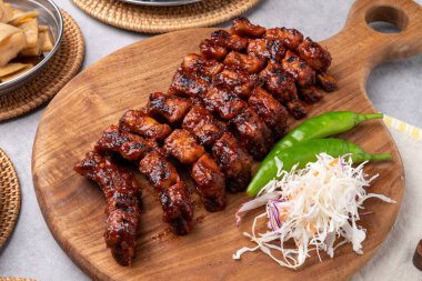 Domuz kaburgası, tatlı tat, ızgara tuz, baharat, Kore yemeği, meze, kırmızı biber, lahana, soğan, marul.
