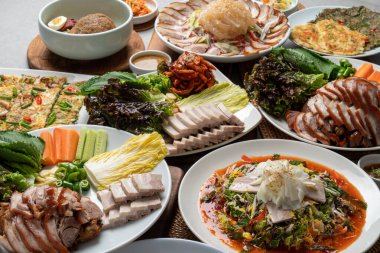 Kore yemeği, şakacı, oryantal ilaç, domuz eti, haşlanmış domuz eti, soğuk sebze, maeyang, tepsi, erişte, mini, yeşil soğanlı gözleme, mung fasulyeli gözleme, kırmızı biberli gözleme, yan yemek, tuzlu karides.