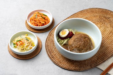 Kore yemeği, şakacı, oryantal ilaç, domuz eti, haşlanmış domuz eti, soğuk sebze, maeyang, tepsi, erişte, mini, yeşil soğanlı gözleme, mung fasulyeli gözleme, kırmızı biberli gözleme, yan yemek, tuzlu karides.