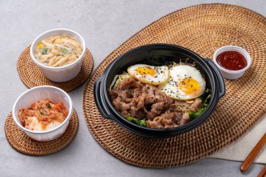 Kore yemeği, bulgogi, bibibimbap, sığır eti, sebze, yumurta, meze, kimçi, kızarmış tofu, kırmızı biber ezmesi.