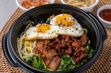 Kore yemeği, bulgogi, bibibimbap, sığır eti, sebze, yumurta, meze, kimçi, kızarmış tofu, kırmızı biber ezmesi.