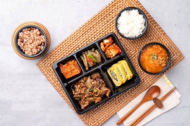 Kore yemeği, domuz eti, kızarmış domuz eti, soya fasulyesi ezmesi, ızgara, web ayaklı ahtapot, beslenme çantası, yumurta rulosu, meze, pirinç, kimchi.,