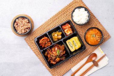 Kore yemeği, domuz eti, kızarmış domuz eti, soya fasulyesi ezmesi, ızgara, web ayaklı ahtapot, beslenme çantası, yumurta rulosu, meze, pirinç, kimchi.,