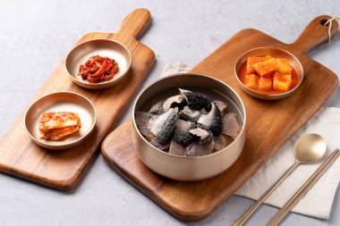 Kore yemeği, Kore bifteği, gomtang, sığır kamuflajı, hamurlu çorba, haşlanmış domuz eti, sığır kuyruğu, buharda çorba, meze, tuzlanmış kalamar, kkakdugi,