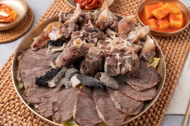 Kore yemeği, Kore bifteği, gomtang, sığır kamuflajı, hamurlu çorba, haşlanmış domuz eti, sığır kuyruğu, buharda çorba, meze, tuzlanmış kalamar, kkakdugi,