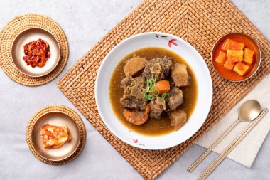 Kore yemeği, Kore bifteği, gomtang, sığır kamuflajı, hamurlu çorba, haşlanmış domuz eti, sığır kuyruğu, buharda çorba, meze, tuzlanmış kalamar, kkakdugi,