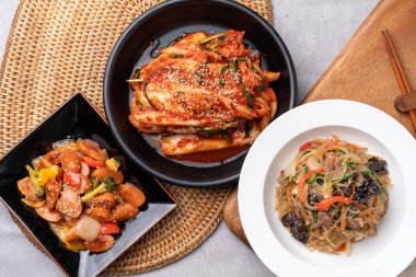 Kore yemeği, lahana, jeotjeori, kimchi, baharat, meze, japchae, sosis, sebze, kızartma, havuç.