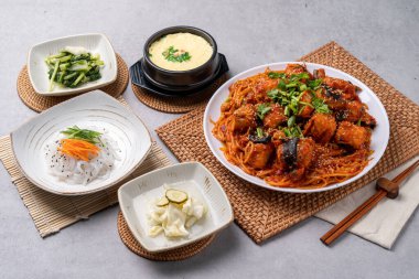 Kore yemeği, Kore yemeği, çiğ et, kimçi, buharda pişmiş, agu, pollack, kurutulmuş balık, deniz mahsulü, haşlanmış tavuk, meze, haşlanmış yumurta, kalamar.,