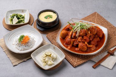 Kore yemeği, Kore yemeği, çiğ et, kimçi, buharda pişmiş, agu, pollack, kurutulmuş balık, deniz mahsulü, haşlanmış tavuk, meze, haşlanmış yumurta, kalamar.,