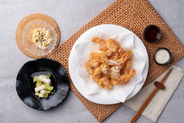 Kore yemeği, küp, biftek, kıkırdak, kızartma, deniz ürünleri jjambonu, çorba, kaka, kızarmış karides, demir tabak.