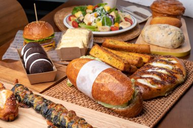 Ekmek, fesleğen, domates, ciabatta, baget, sandviç, çikolata, laktobacillus, turta, gurme, mısır, sarımsaklı ekmek, sosis, yoğurt, salata, hamburger,