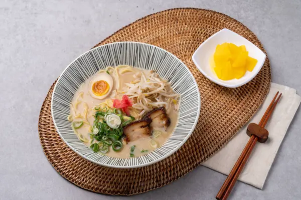 Japon yemeği, somon, donburi, gyudon, ramen, sushi, karides, flatfish, yumurta, dongot, meze