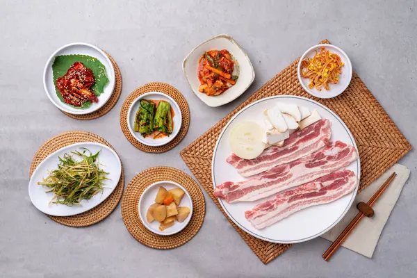 stock image Korean food, budae jjigae, galbitang, earthen pot, bulgogi, pork belly, grilled, side dishes, kimchi, cucumbers, potatoes, vegetables