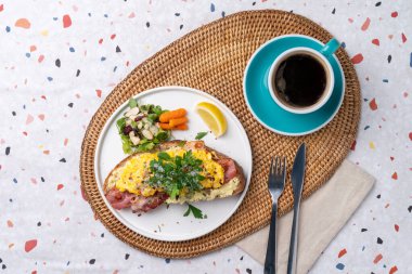 Kafe, kahve, yumurta, pastırma, sandviç, tost, meyve, sebze, midye çorbası, çorba, ekmek, krema, latte, tatlı balkabağı, kadeh, ufalanma, siyah susam, latte, zencefil,