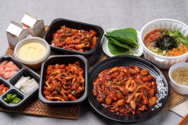 Deniz ürünleri, Kore yemeği, ahtapot, kızartma, jukkumi, kalamar, yan yemekler, perilla yaprağı, fasulye filizi çorbası, kimchi, biber ezmesi, baharat.