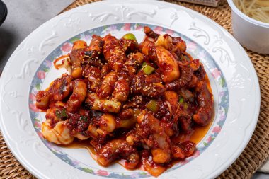 Deniz ürünleri, Kore yemeği, ahtapot, kızartma, jukkumi, kalamar, yan yemekler, perilla yaprağı, fasulye filizi çorbası, kimchi, biber ezmesi, baharat.
