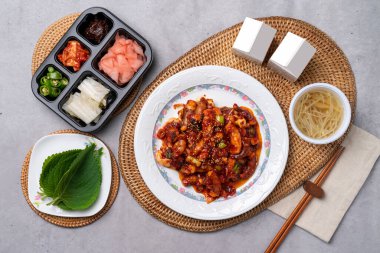 Deniz ürünleri, Kore yemeği, ahtapot, kızartma, jukkumi, kalamar, yan yemekler, perilla yaprağı, fasulye filizi çorbası, kimchi, biber ezmesi, baharat.