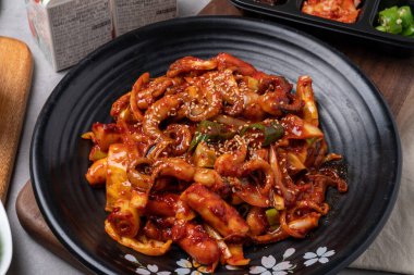 Deniz ürünleri, Kore yemeği, ahtapot, kızartma, jukkumi, kalamar, yan yemekler, perilla yaprağı, fasulye filizi çorbası, kimchi, biber ezmesi, baharat.