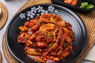 Deniz ürünleri, Kore yemeği, ahtapot, kızartma, jukkumi, kalamar, yan yemekler, perilla yaprağı, fasulye filizi çorbası, kimchi, biber ezmesi, baharat.