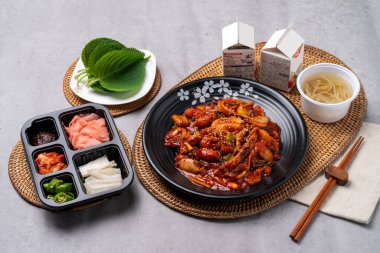 Deniz ürünleri, Kore yemeği, ahtapot, kızartma, jukkumi, kalamar, yan yemekler, perilla yaprağı, fasulye filizi çorbası, kimchi, biber ezmesi, baharat.