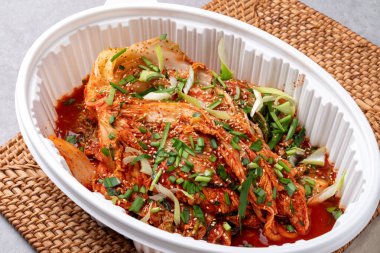 Kore yemeği, meze, balık, ızgara balık, buharda pişmiş, saury, uskumru, japchae, kodari, jeon, kızarmış domuz eti, yukgaejang, soya fasulyesi ezmesi yahnisi, kimchi, kkakdugi,