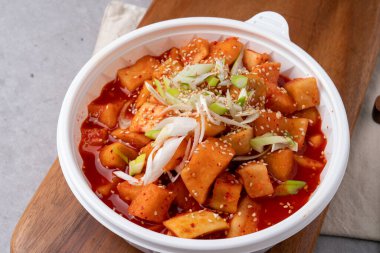 Kore yemeği, meze, balık, ızgara balık, buharda pişmiş, saury, uskumru, japchae, kodari, jeon, kızarmış domuz eti, yukgaejang, soya fasulyesi ezmesi yahnisi, kimchi, kkakdugi,