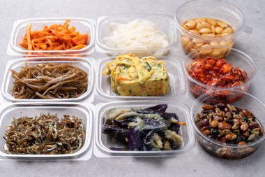 Kore yemeği, meze, balık, ızgara balık, buharda pişmiş, saury, uskumru, japchae, kodari, jeon, kızarmış domuz eti, yukgaejang, soya fasulyesi ezmesi yahnisi, kimchi, kkakdugi,