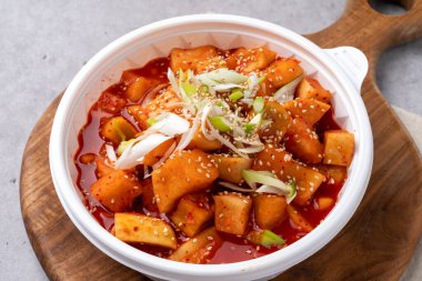 Kore yemeği, meze, balık, ızgara balık, buharda pişmiş, saury, uskumru, japchae, kodari, jeon, kızarmış domuz eti, yukgaejang, soya fasulyesi ezmesi yahnisi, kimchi, kkakdugi,