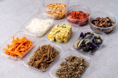 Kore yemeği, meze, balık, ızgara balık, buharda pişmiş, saury, uskumru, japchae, kodari, jeon, kızarmış domuz eti, yukgaejang, soya fasulyesi ezmesi yahnisi, kimchi, kkakdugi,