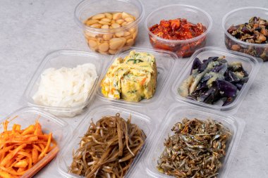 Kore yemeği, meze, balık, ızgara balık, buharda pişmiş, saury, uskumru, japchae, kodari, jeon, kızarmış domuz eti, yukgaejang, soya fasulyesi ezmesi yahnisi, kimchi, kkakdugi,