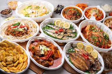 Kore yemeği, meze, balık, ızgara balık, buharda pişmiş, saury, uskumru, japchae, kodari, jeon, kızarmış domuz eti, yukgaejang, soya fasulyesi ezmesi yahnisi, kimchi, kkakdugi,