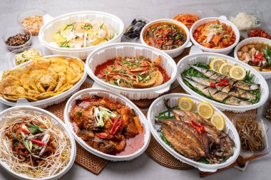 Kore yemeği, meze, balık, ızgara balık, buharda pişmiş, saury, uskumru, japchae, kodari, jeon, kızarmış domuz eti, yukgaejang, soya fasulyesi ezmesi yahnisi, kimchi, kkakdugi,