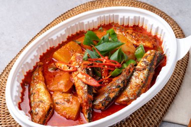 Kore yemeği, meze, balık, ızgara balık, buharda pişmiş, saury, uskumru, japchae, kodari, jeon, kızarmış domuz eti, yukgaejang, soya fasulyesi ezmesi yahnisi, kimchi, kkakdugi,