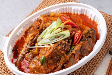 Kore yemeği, meze, balık, ızgara balık, buharda pişmiş, saury, uskumru, japchae, kodari, jeon, kızarmış domuz eti, yukgaejang, soya fasulyesi ezmesi yahnisi, kimchi, kkakdugi,