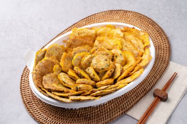 Kore yemeği, meze, balık, ızgara balık, buharda pişmiş, saury, uskumru, japchae, kodari, jeon, kızarmış domuz eti, yukgaejang, soya fasulyesi ezmesi yahnisi, kimchi, kkakdugi,