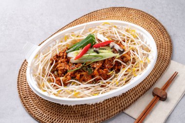 Kore yemeği, meze, balık, ızgara balık, buharda pişmiş, saury, uskumru, japchae, kodari, jeon, kızarmış domuz eti, yukgaejang, soya fasulyesi ezmesi yahnisi, kimchi, kkakdugi,