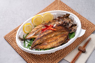 Kore yemeği, meze, balık, ızgara balık, buharda pişmiş, saury, uskumru, japchae, kodari, jeon, kızarmış domuz eti, yukgaejang, soya fasulyesi ezmesi yahnisi, kimchi, kkakdugi,