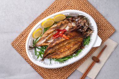 Kore yemeği, meze, balık, ızgara balık, buharda pişmiş, saury, uskumru, japchae, kodari, jeon, kızarmış domuz eti, yukgaejang, soya fasulyesi ezmesi yahnisi, kimchi, kkakdugi,