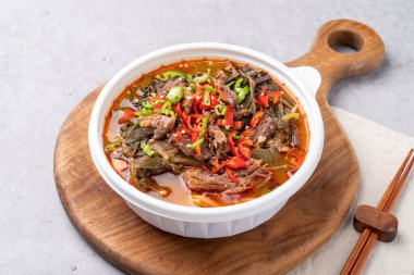 Kore yemeği, meze, balık, ızgara balık, buharda pişmiş, saury, uskumru, japchae, kodari, jeon, kızarmış domuz eti, yukgaejang, soya fasulyesi ezmesi yahnisi, kimchi, kkakdugi,