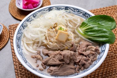 Tayland usulü, kızarmış pilav, pad thai, kung, karides, Tom yum goong, kram, bupadpongkuri, domuz, pilav üzerine pilav, kızarmış yumurta, sığır eti, pirinç eriştesi, poda bak, Udon tani, kuwei, tai fox neadeng