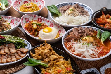 Tayland usulü, kızarmış pilav, pad thai, kung, karides, Tom yum goong, kram, bupadpongkuri, domuz, pilav üzerine pilav, kızarmış yumurta, sığır eti, pirinç eriştesi, poda bak, Udon tani, kuwei, tai fox neadeng