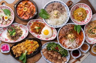Tayland usulü, kızarmış pilav, pad thai, kung, karides, Tom yum goong, kram, bupadpongkuri, domuz, pilav üzerine pilav, kızarmış yumurta, sığır eti, pirinç eriştesi, poda bak, Udon tani, kuwei, tai fox neadeng