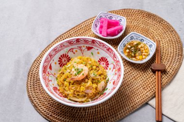 Tayland usulü, kızarmış pilav, pad thai, kung, karides, Tom yum goong, kram, bupadpongkuri, domuz, pilav üzerine pilav, kızarmış yumurta, sığır eti, pirinç eriştesi, poda bak, Udon tani, kuwei, tai fox neadeng