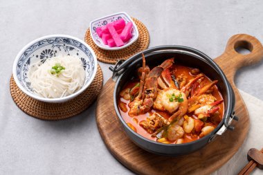 Tayland usulü, kızarmış pilav, pad thai, kung, karides, Tom yum goong, kram, bupadpongkuri, domuz, pilav üzerine pilav, kızarmış yumurta, sığır eti, pirinç eriştesi, poda bak, Udon tani, kuwei, tai fox neadeng