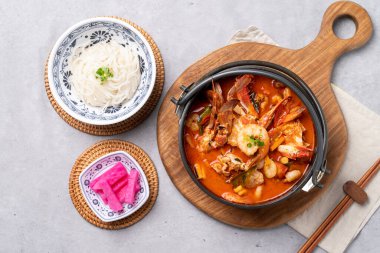 Tayland usulü, kızarmış pilav, pad thai, kung, karides, Tom yum goong, kram, bupadpongkuri, domuz, pilav üzerine pilav, kızarmış yumurta, sığır eti, pirinç eriştesi, poda bak, Udon tani, kuwei, tai fox neadeng