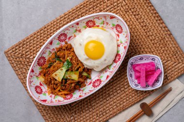 Tayland usulü, kızarmış pilav, pad thai, kung, karides, Tom yum goong, kram, bupadpongkuri, domuz, pilav üzerine pilav, kızarmış yumurta, sığır eti, pirinç eriştesi, poda bak, Udon tani, kuwei, tai fox neadeng